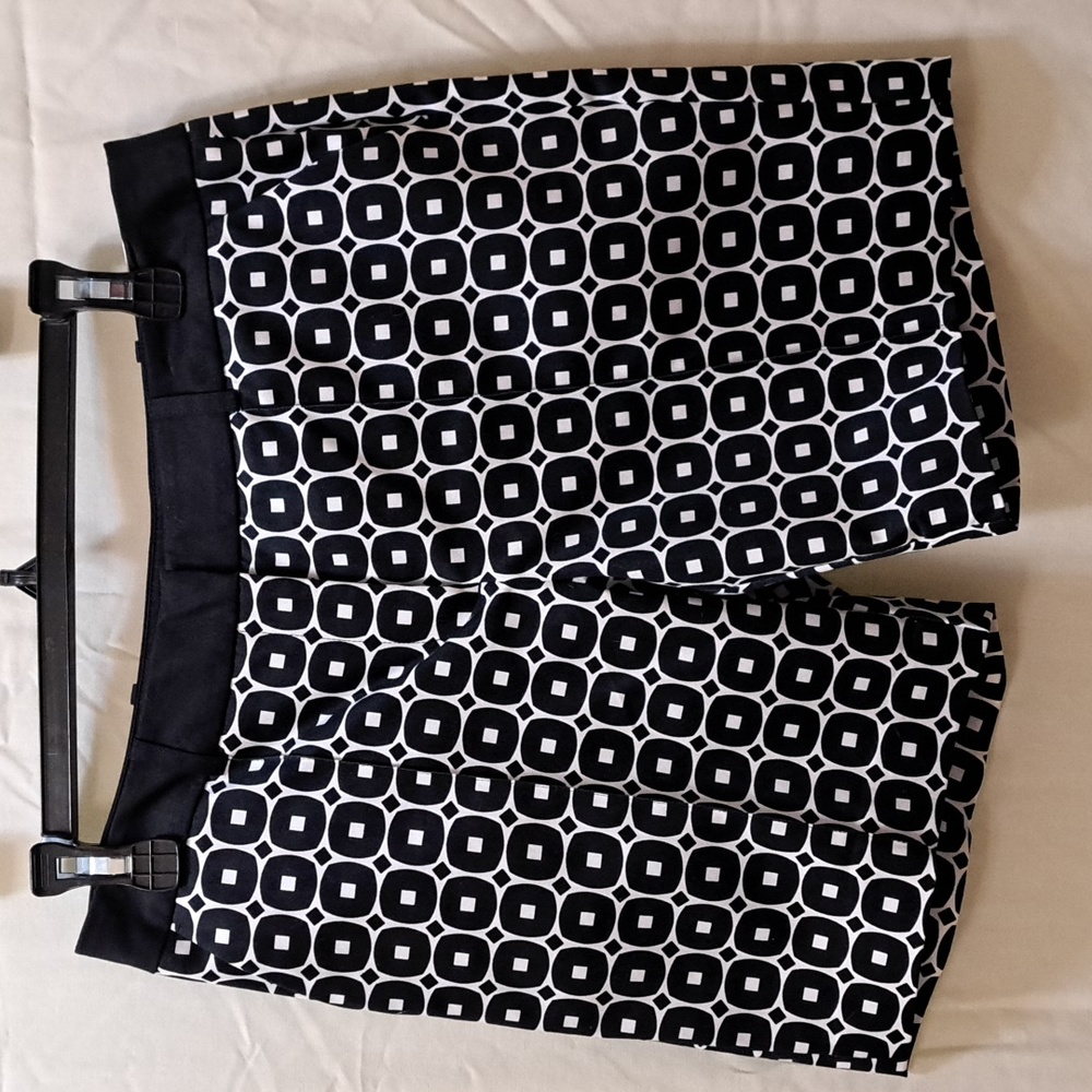 NWT Womens Worthington Dress Shorts (Modern Fit) Black and White  Size 6